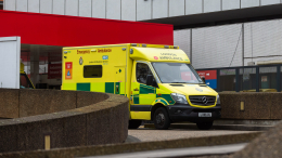 В Британии мужчина два месяца выдавал себя за женщину и работал медсестрой