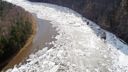 Редчайший осенний ледоход начался на реке Тельбес в Кузбассе