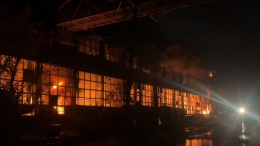 Крупный пожар вспыхнул на складе в Астраханской области