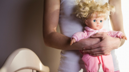 Девушка выдавала куклу за свою дочь ради дорогих подарков