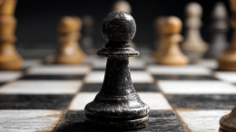 «Нужно научиться проигрывать»: 104-летний шахматист делится секретом долгой жизни