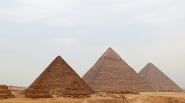 Туристка сорвалась вглубь древней египетской пирамиды