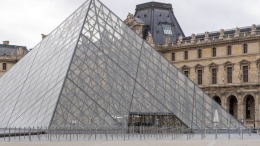 Охранники Лувра отказались выйти на работу после кражи из музея