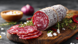Колбаса под угрозой: россиянам спрогнозировали скачок цен перед Новым годом