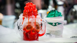 Пакет с кровью, матча-мозги и болото с червями: рецепты напитков на Хэллоуин