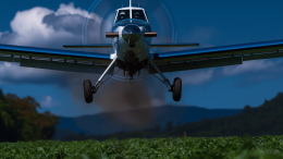 В США самолет сбил женщину на футбольном поле при экстренной посадке