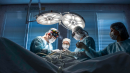 Паразит от собаки уничтожил кости изнутри: женщине вставили титановый позвоночник