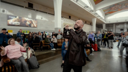 Певец Сумишевский удивил москвичей внезапным концертом на Ярославском вокзале