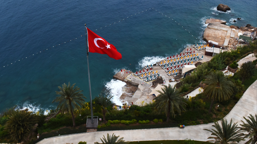 Не успели спасти: в Турции скончался 57-летний турист из России