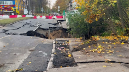 Воронка на месте обвала грунта на севере Петербурга грозит обрушением коллектора