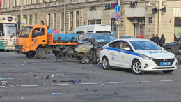 Лихач вылетел на красный свет и устроил массовое ДТП в центре Петербурга