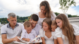 Путин: многодетные семьи должны стать нормой для России