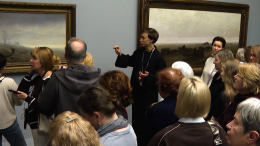 Вместо подиума — библиотека: экскурсовод Русского музея стал звездой соцсетей