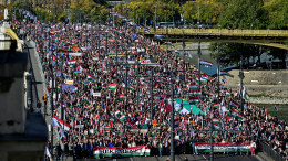 «Не хотим умирать за Украину»: десятки тысяч венгров вышли на «Марш мира»