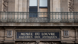 «Кража века» в Лувре: спускавшихся на подъемнике воров сняли на видео