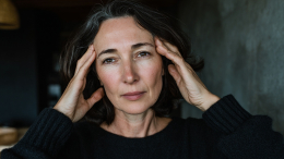 Менопауза не только про гормоны: что происходит с мозгом в этот период