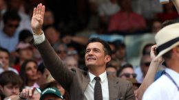 Недолго горевал: актер Орландо Блум замечен в баре с новой возлюбленной