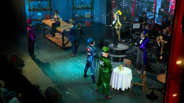 Проекции на экране и шутки в духе времени: в Москве состоялся спецпоказ мюзикла «Первое свидание»