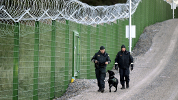 Пограничный забор между Россией и Финляндией стал новой «достопримечательностью»