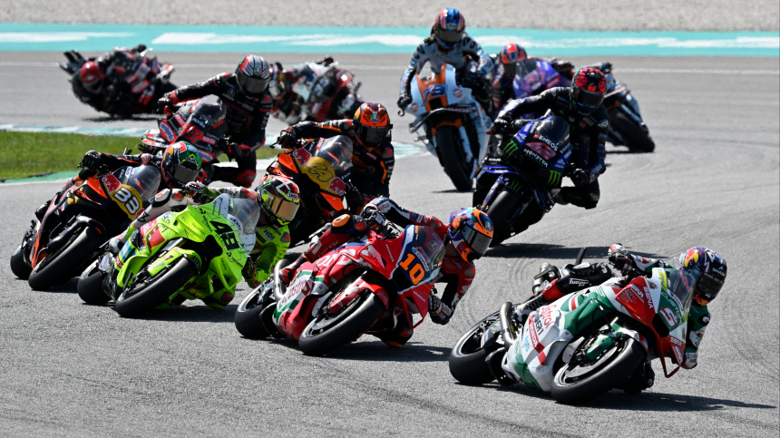Гран-при Малайзии по мотогонкам стартовал с жесткой аварии