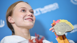 Гимнастка Ангелина Мельникова вернулась в Москву после триумфа на ЧМ в Джакарте