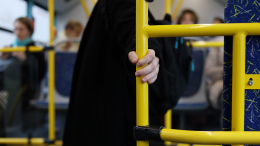 В Петербурге подростки избили пенсионерку в автобусе