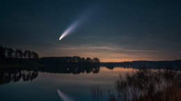 Что это было? Странный зеленый объект осветил небо над Москвой