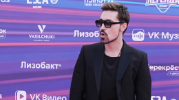 «Знаю, кого ставить в неловкое положение»: Дима Билан сел на колени учительнице