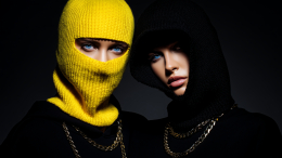 Задали тренд: костюм грабителей Лувра стал популярным нарядом на Хэллоуин