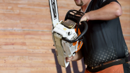 Уральский Рэмбо: в Свердловской области мужчина накинулся на людей с бензопилой