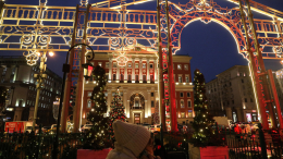 Праздник к нам приходит: почему кафе и улицы Москвы так рано нарядили к Новому году