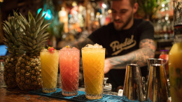 Коктейль «Спокойной ночи, Золушка!» лишает туристов памяти и кошельков в Таиланде