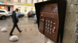 Мошенники обманывают москвичей под видом смены кодов домофонов