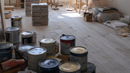 «Выпрыгнул в окно»: женщина застала рабочего за изнасилованием ее 11-летней дочери