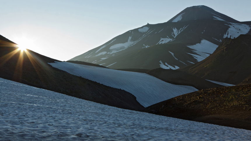 Три автомобиля с людьми застряли на горном перевале Камчатки