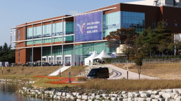 «Пусть возвращается домой прямо сейчас!» — как встретили Трампа в Южной Корее