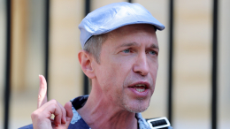 «Чудо в перьях»: критик Соседов рассказал, каких певиц нельзя выпускать на сцену