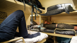 «Голая полка»: РЖД больше не включает в стоимость билета постельное белье