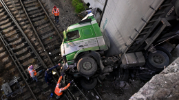 В Симферополе фура рухнула с моста на железнодорожные пути