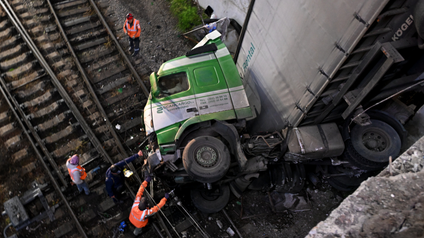 В Симферополе фура рухнула с моста на железнодорожные пути