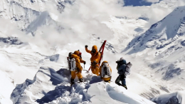 Американец первым в мире преодолел северный спуск Эвереста на горных лыжах