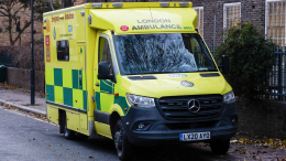 Мужчина ударился мизинцем о стул и сломал шею — это спасло ему жизнь