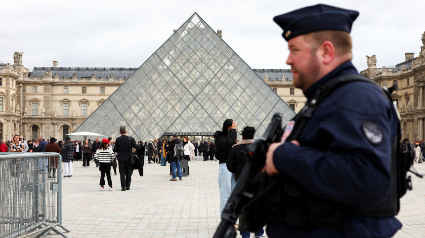 Задержан третий подозреваемый в ограблении Лувра