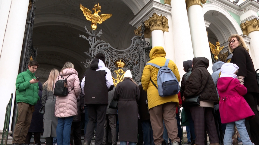Рекордная очередь в Эрмитаж: туристы и петербуржцы выстроились до Александрийского столпа