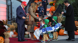 «Гадость или сладость?» — Дональд и Мелания раздают конфеты у Белого дома по случаю Хэллоуина