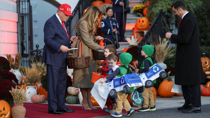 Зачем Дональд и Мелания Трамп раздают конфеты у Белого дома