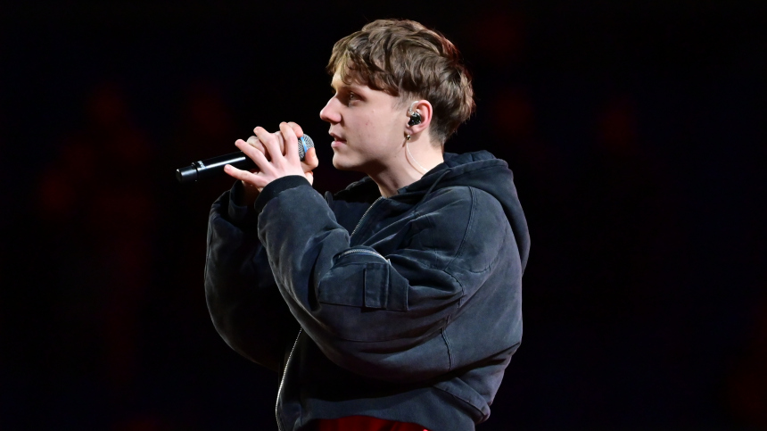 Почему Ваня Дмитриенко продолжает петь на улицах