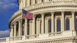 Новая волна страха: чиновники в США массово переезжают на военные базы после убийства Кирка