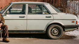 Пенсионер поселился в машине из-за нехватки денег на оплату аренды