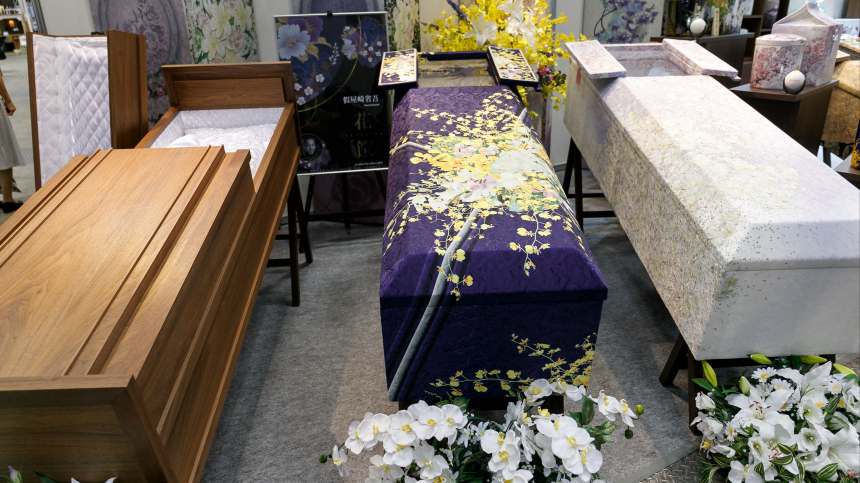 В Японии открыли салон для медитаций в гробу